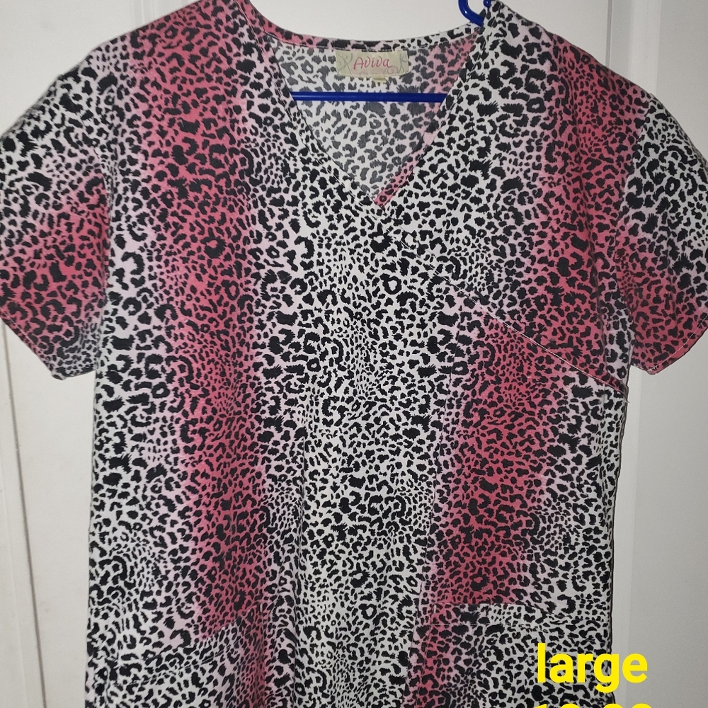 Trendy leopard print scrub top large